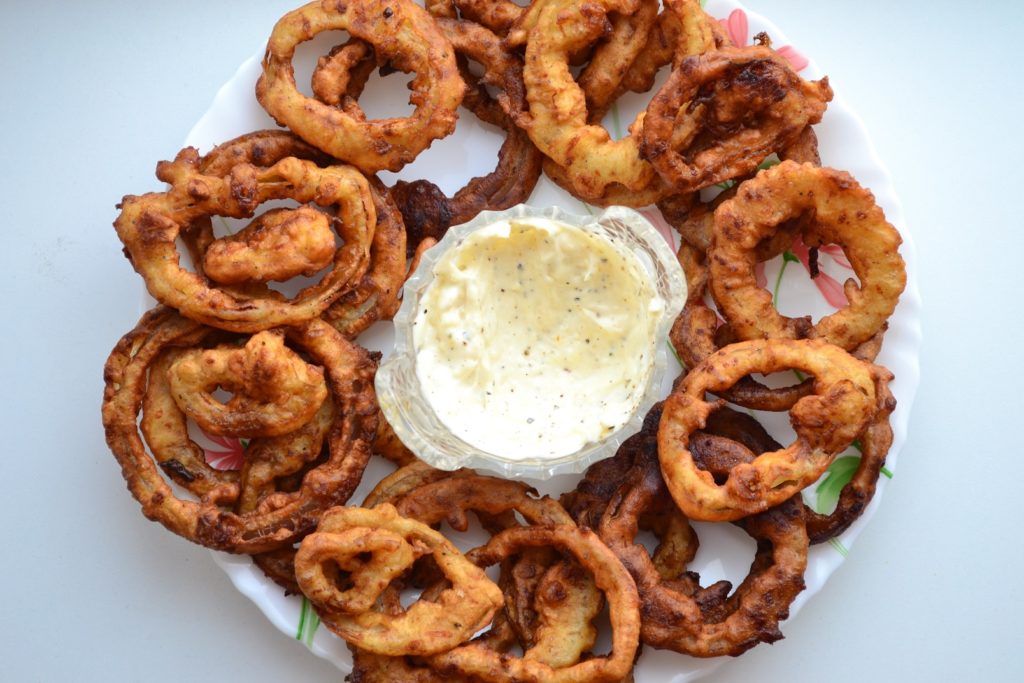 Onion rings in cheese batter