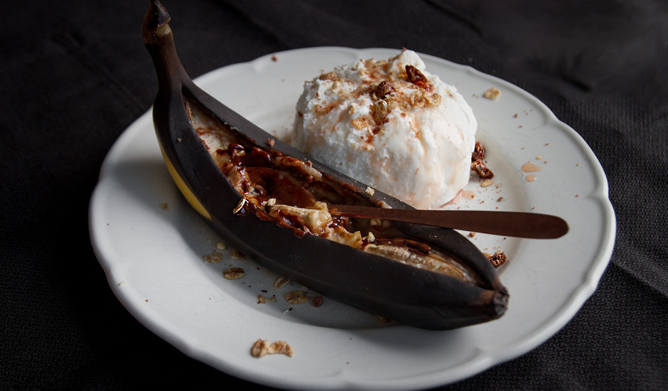 Grilled bananas with ice cream