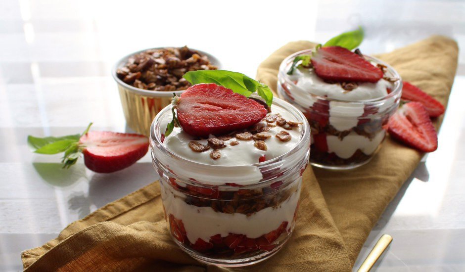 Strawberry and cottage cheese layered with roasted oat flakes