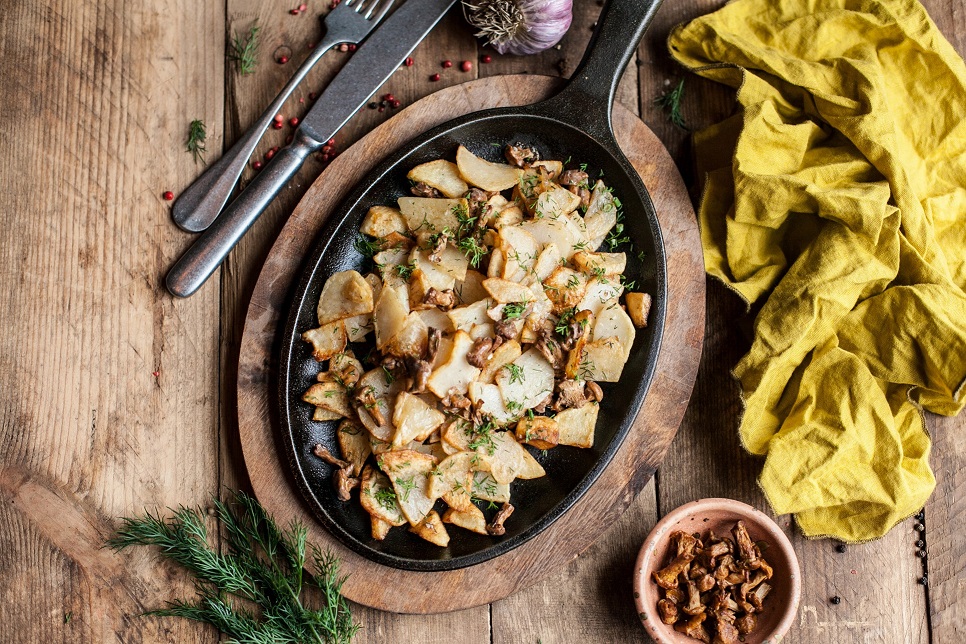 Fried chanterelles with potatoes in sour cream