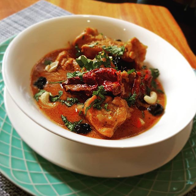 Chicken curry with almond, cashews and raisins