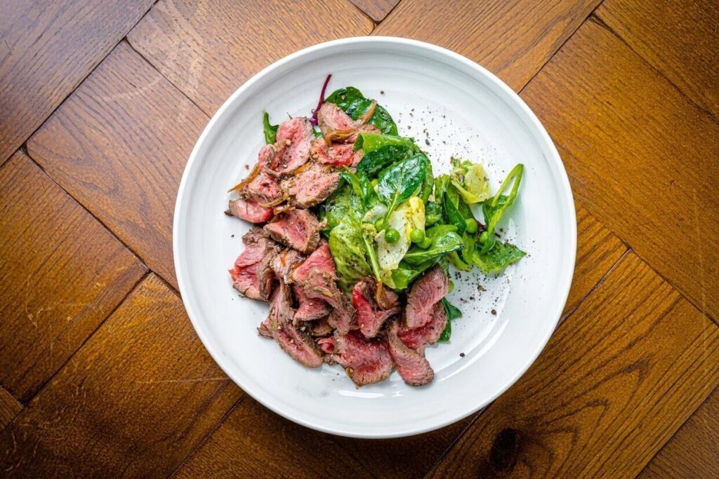 Roast beef salad with green leaves