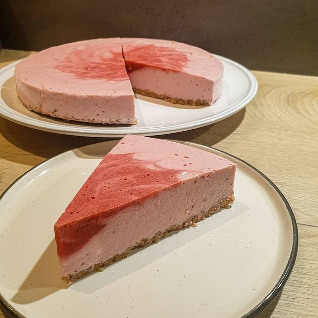 Low-calorie Strawberry Cheesecake (No Bake)
