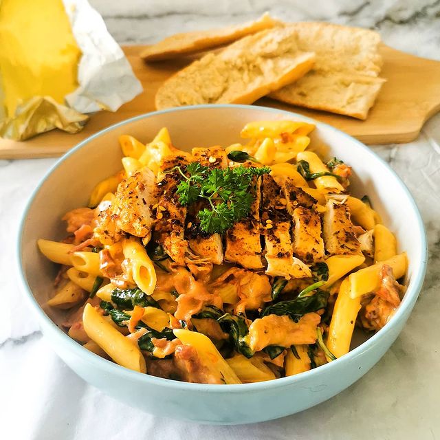 Chicken and bacon penne with garlic, sundried tomatoes and spinach