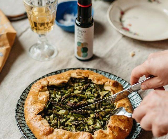 Galette with asparagus