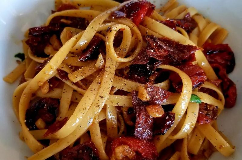 Oily sun-dried tomato with ail confit pasta